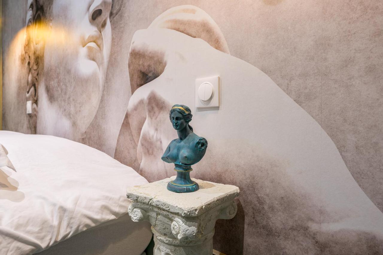 Le Musee D'Aphrodite / Jacuzzi Montgeron Bagian luar foto